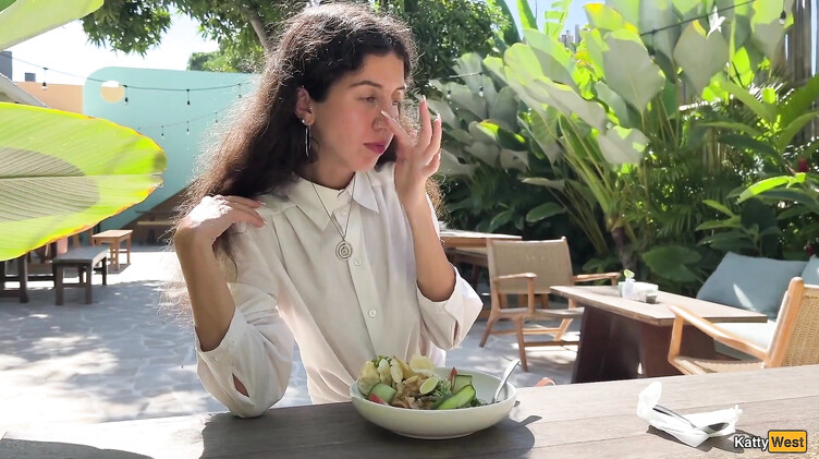 Кушает в ресторане со спермой на лице после отсоса в туалете