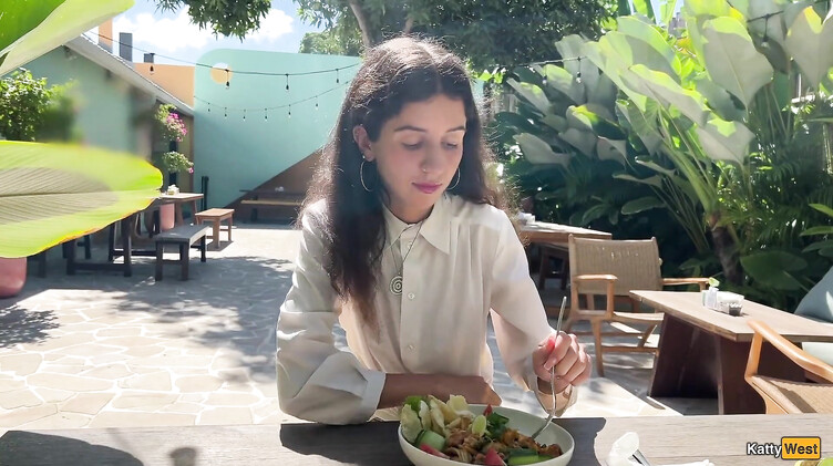 Кушает в ресторане со спермой на лице после отсоса в туалете