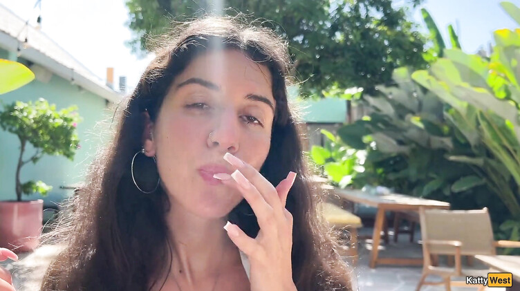 Кушает в ресторане со спермой на лице после отсоса в туалете