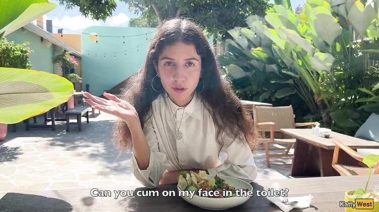 В туалете: Кушает в ресторане со спермой на лице после отсоса в туалете