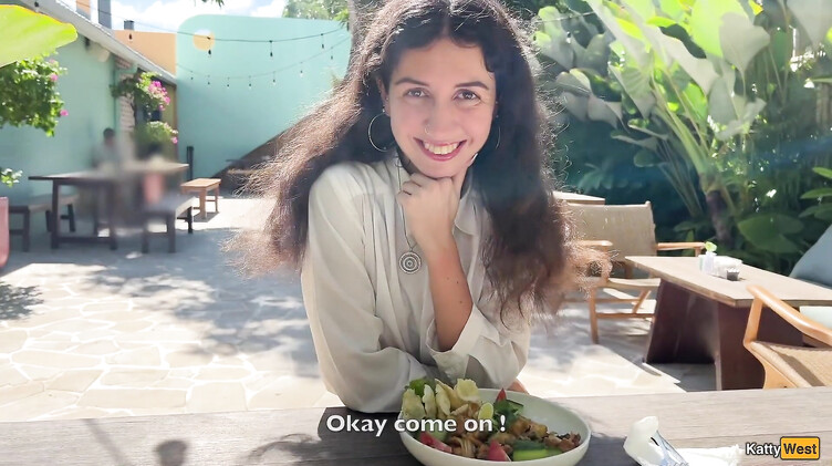 Кушает в ресторане со спермой на лице после отсоса в туалете