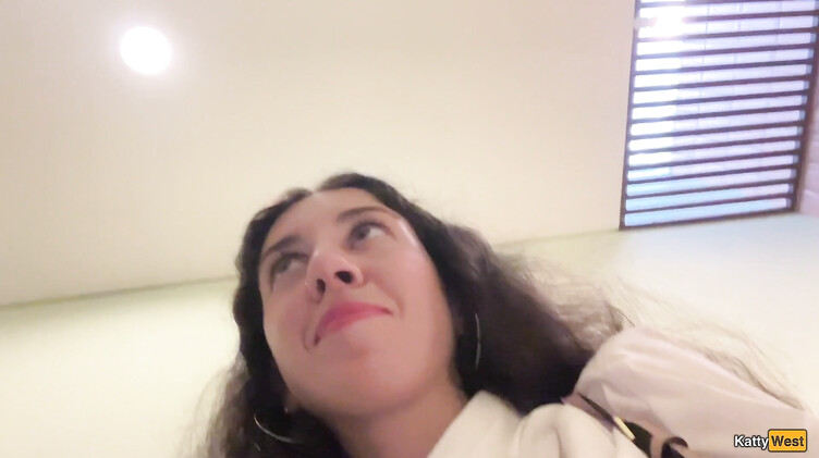 Кушает в ресторане со спермой на лице после отсоса в туалете