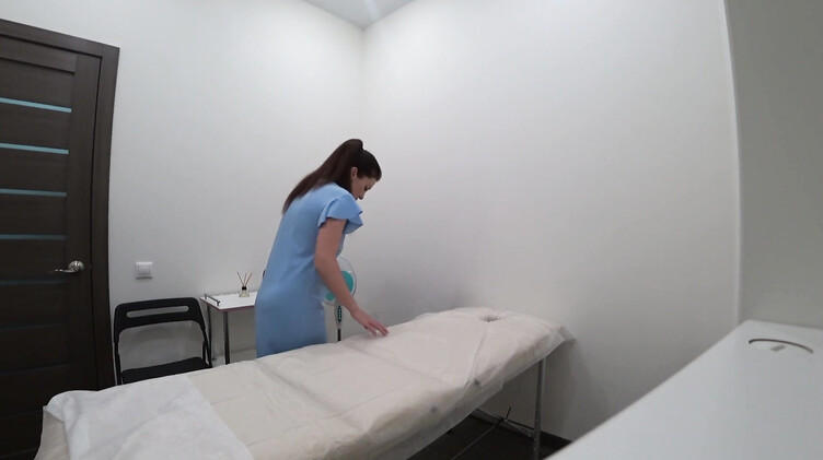 Отсасывает член массажисту после того, как его пальцы оказались в ее киске