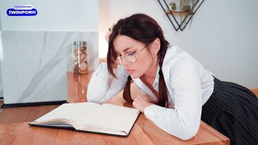 Школьница пробует двойное проникновение со сводным братом и его другом