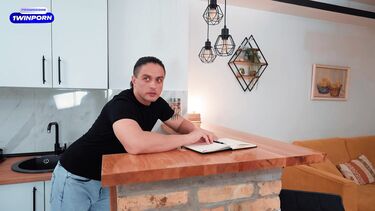 Школьница пробует двойное проникновение со сводным братом и его другом