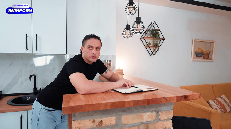 Красивая грудь: Школьница пробует двойное проникновение со сводным братом и его другом