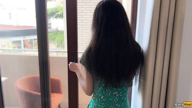 Няня пиздой и рабочим ротиком уговорила женатого хозяина не увольнять ее