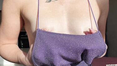 Эротичный стриптиз с прищепками на сосках