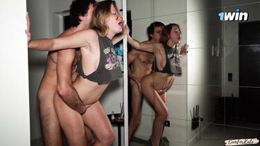 Обкончал лицо соседки нимфоманки после ебли перед зеркалом