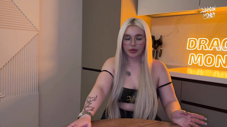 На полу: Невинные игры со сводной сестрой закончились жарким инцест сексом