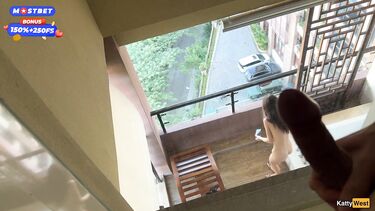 Анально поимел соседку снизу после подглядывания на балконе