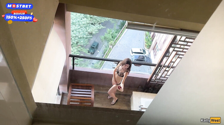 Анально поимел соседку снизу после подглядывания на балконе