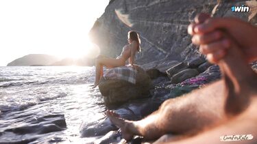 Нудистка отсосала онанисту и получила камшот на буфера