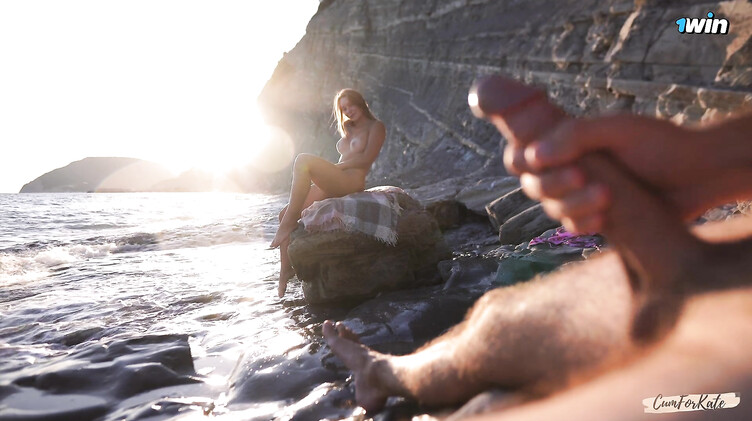 Нудистка отсосала онанисту и получила камшот на буфера