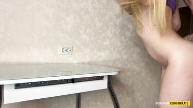 В презервативе: Снял гандон и кончил на живот на кухонном столе