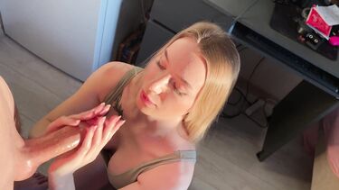 Камшот на сиськи в топике после дрочки члена своему парню