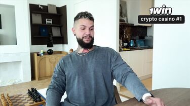 Трахает жену друга в жопу, пока рогоносец работает за компьютером