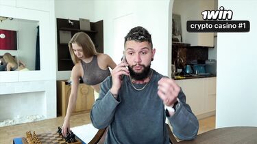 Трахает жену друга в жопу, пока рогоносец работает за компьютером