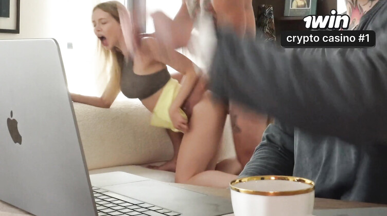 Жена друга: Трахает жену друга в жопу, пока рогоносец работает за компьютером