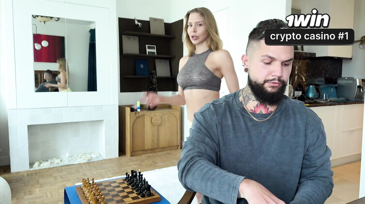 Трахает жену друга в жопу, пока рогоносец работает за компьютером