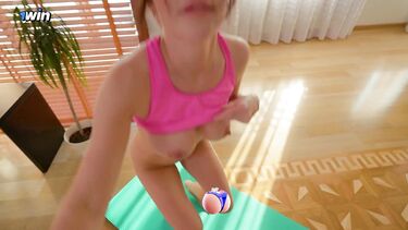 Сестра спалила, что брат дрочит на нее во время йоги