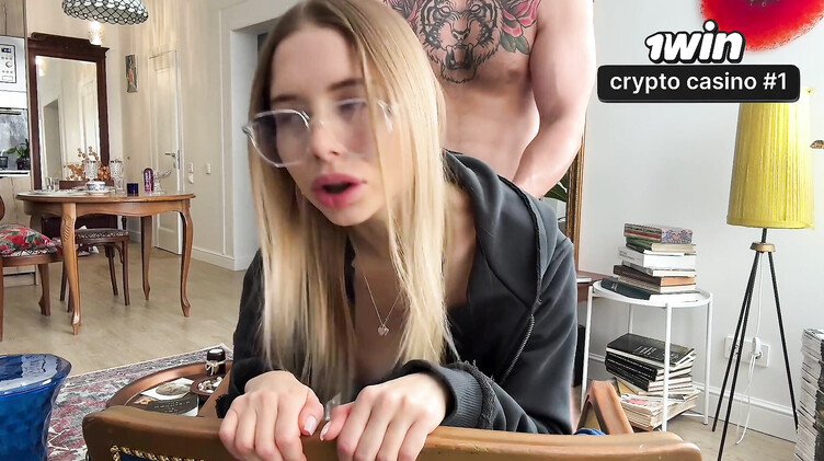 Анально отодрал сводную сестру в порванных джинсах, пока никого нет дома