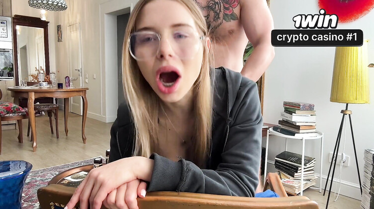 Анально отодрал сводную сестру в порванных джинсах, пока никого нет дома