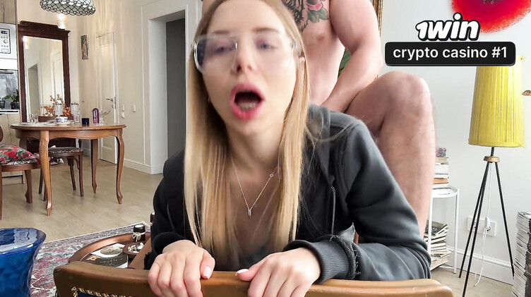 Анально отодрал сводную сестру в порванных джинсах, пока никого нет дома