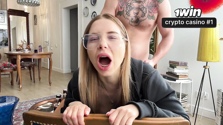 Анально отодрал сводную сестру в порванных джинсах, пока никого нет дома