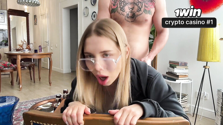 Анально отодрал сводную сестру в порванных джинсах, пока никого нет дома