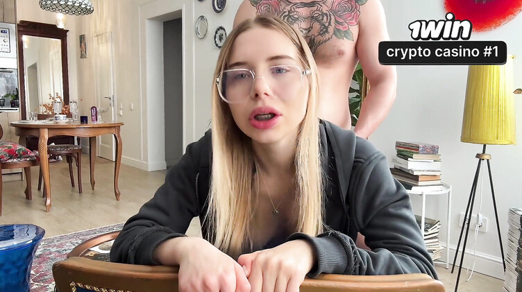 Анально отодрал сводную сестру в порванных джинсах, пока никого нет дома