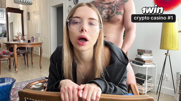 На стуле: Анально отодрал сводную сестру в порванных джинсах, пока никого нет дома