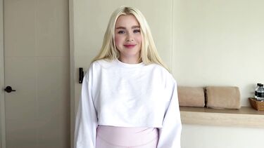 Меркантильная русская школьница трахается раком с одноклассником