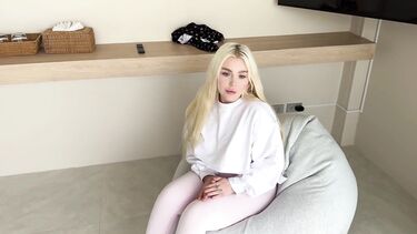 Меркантильная русская школьница трахается раком с одноклассником