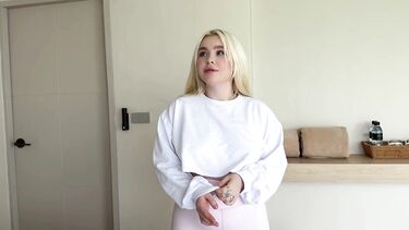 18-летние: Меркантильная русская школьница трахается раком с одноклассником