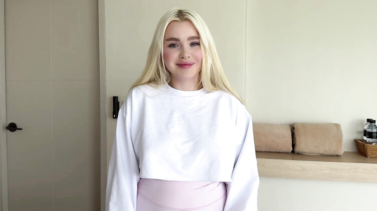 Меркантильная русская школьница трахается раком с одноклассником