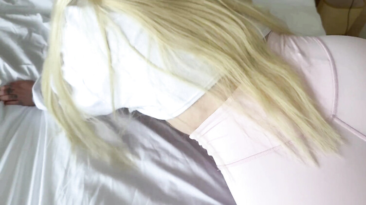 Меркантильная русская школьница трахается раком с одноклассником