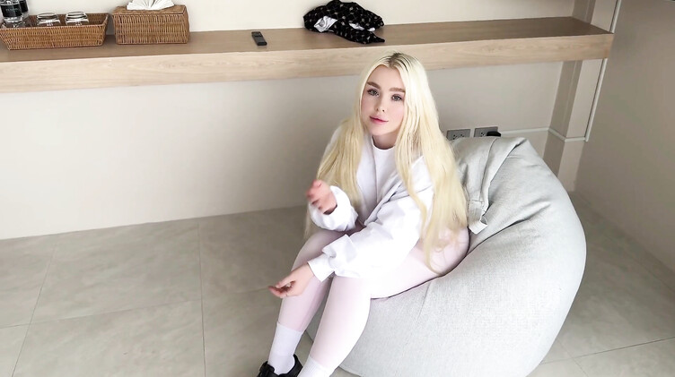 Меркантильная русская школьница трахается раком с одноклассником