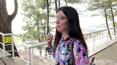 Брюнетка трахнулась с пикапером в отеле, показав ему бритую щель на улице