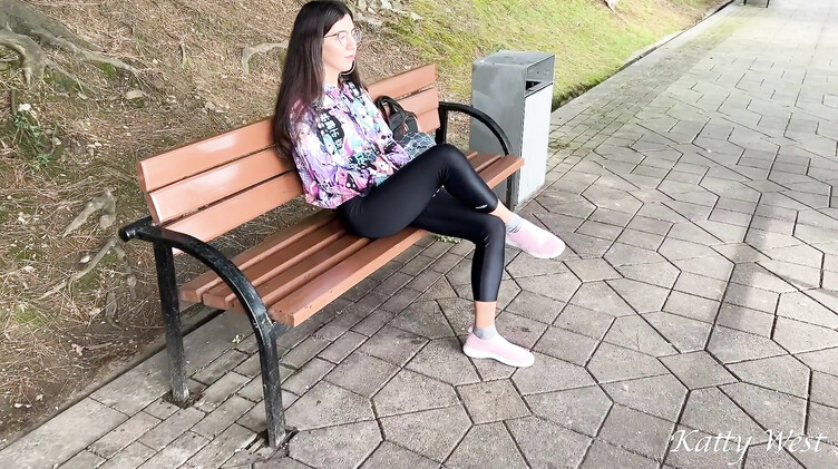 Брюнетка трахнулась с пикапером в отеле, показав ему бритую щель на улице