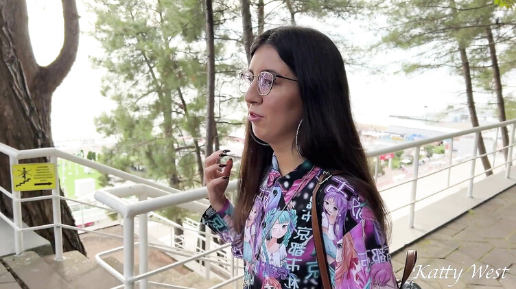 Брюнетка трахнулась с пикапером в отеле, показав ему бритую щель на улице