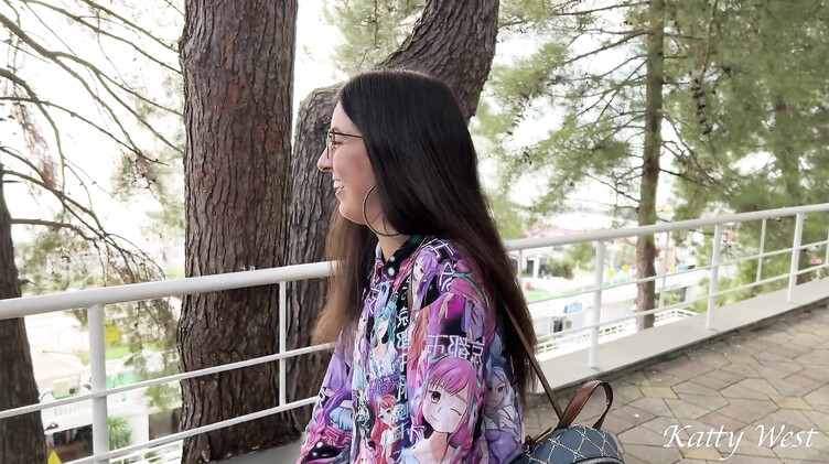 Брюнетка трахнулась с пикапером в отеле, показав ему бритую щель на улице