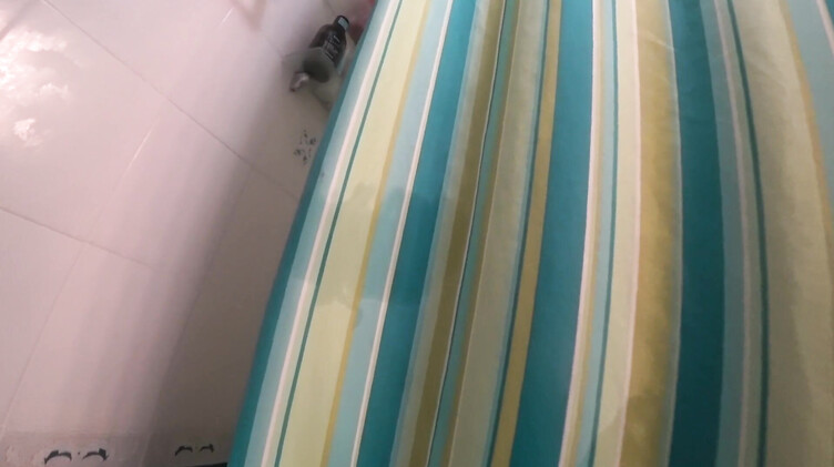 Подглядывание: Муж подглядывал за женой в душе и получил от нее сочный минет