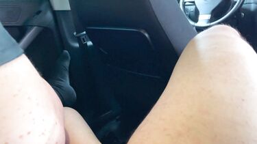 Рыжая с веснушками на жопе сосет и трахается в машине со своим бойфрендом