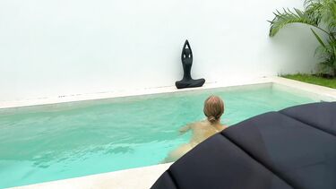 Шпионил за голой сестрой в бассейне и получил доступ к киске