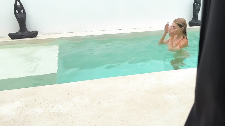 Шпионил за голой сестрой в бассейне и получил доступ к киске