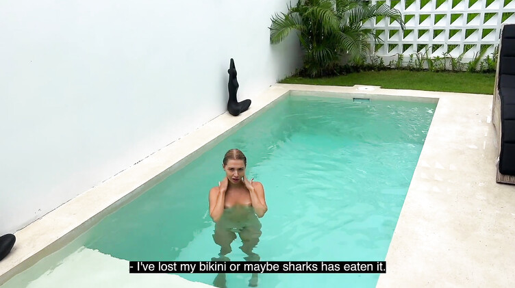 Шпионил за голой сестрой в бассейне и получил доступ к киске