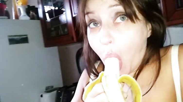 Нахальный сын обложил матами и заставил маму шлюху сосать его хуй