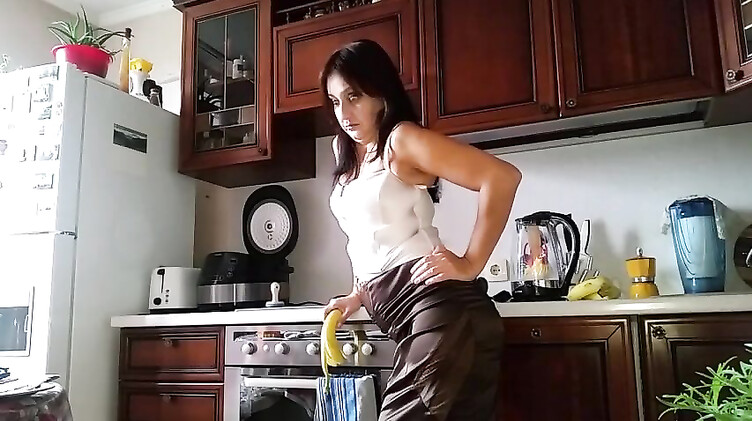 Зрелая и молодой: Нахальный сын обложил матами и заставил маму шлюху сосать его хуй