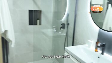 Сотрудник отеля вылизывает киску и трахает постоялицу за хороший отзыв